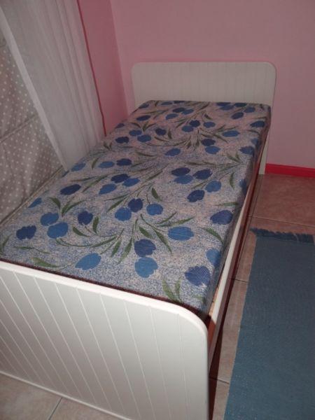 Toddler bed - fits up to age 8-10
