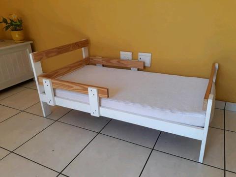 Toddler bed, wood, good condition