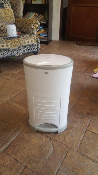 Korbell Nappy Bin (16 Litre capacity) and Phillips Avent Bottle Warmer