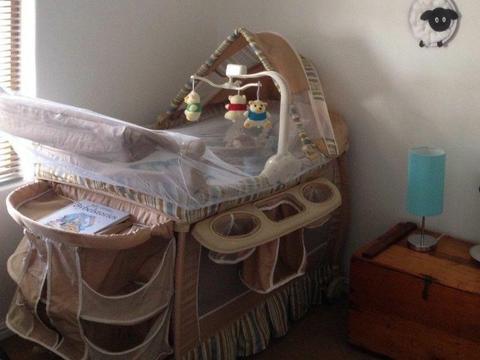 Chelino camp cot for sale R1300 teddies for free