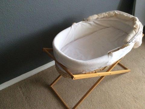 Cosy Moses basket with stand and special anti-SIDS mattress