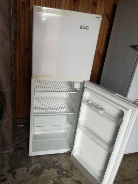 Kic fridge freezer R 1700