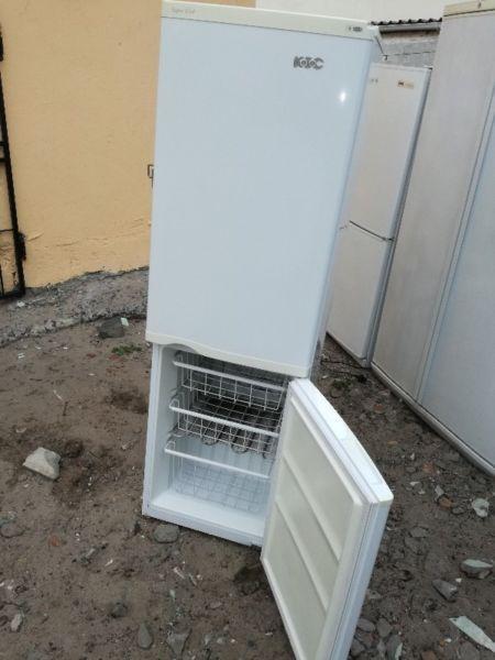 Kic fridge freezer R 1700