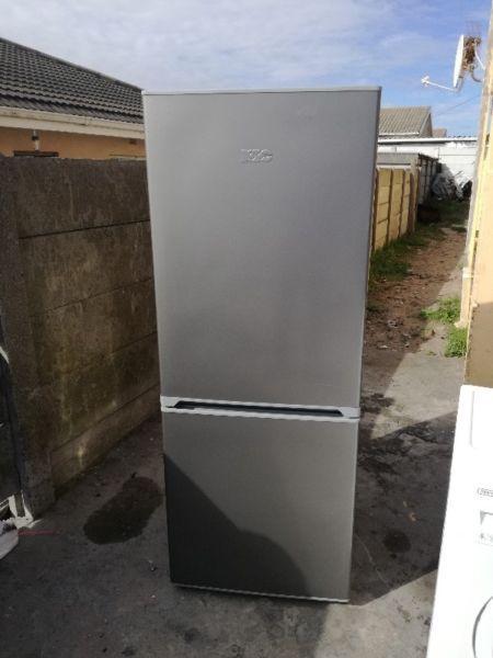 Kic fridge freezer R 2500