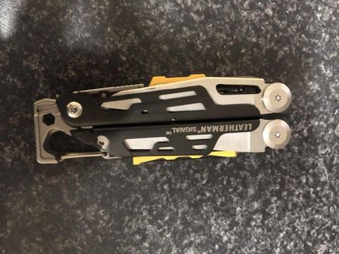 Leatherman signal almost new with pouch