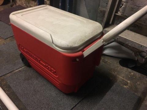 Igloo wheelie cool cooler box