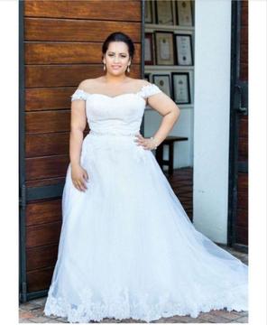 Designer dress and veil, corset back, only worn once. R8000 - negotiable