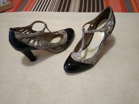 Ladies second hand Shoes for sale