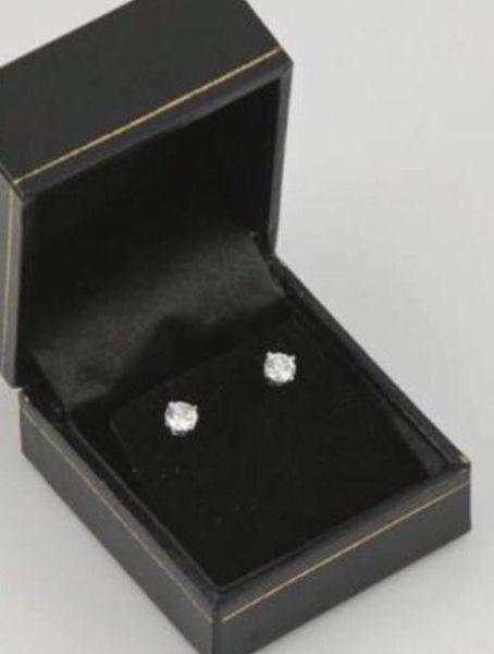BEAUTIFUL Diamond earrings!! NEW!!! In box, 18ct WG! Worth R10500!!!