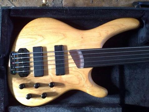 Cort B5FL 5 string fretless bass, natural, Bartolini pickups, incl hardcase