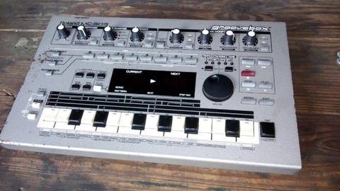 Roland MC-303 GrooveBox