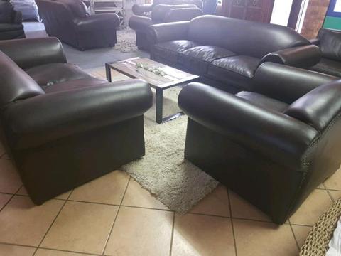 Synthetic leather 6 seater lounge suite in excellent condition R 9500