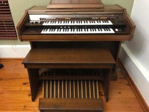 Yamaha E10AR organ in beautiful condition with some electrical faults