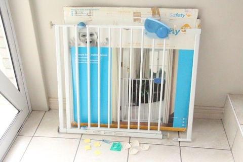 Safety 1st baby pressure gate and extensions
