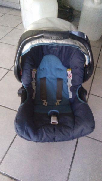 Graco Baby Carseat 0-13kg and base