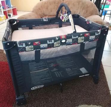 Graco campcot with accessories