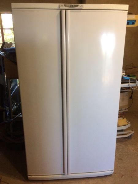 Side by side fridge / freezer