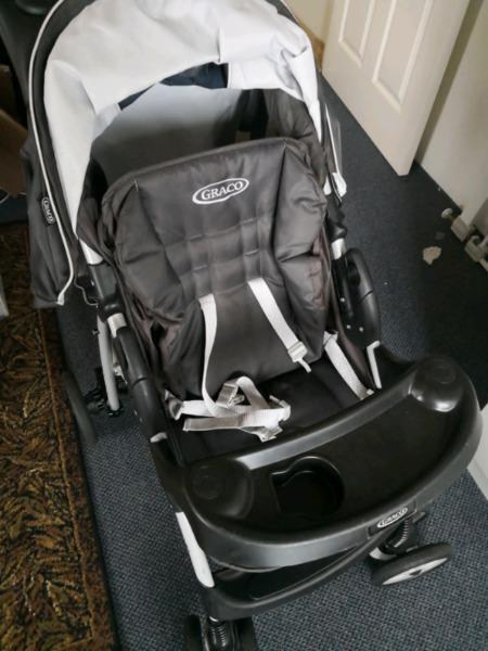Graco travel set including CuddleCo car seat