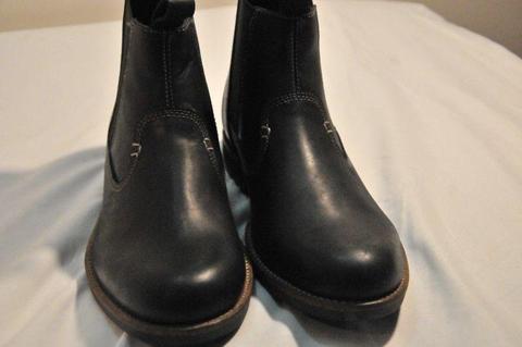 HI-TEC Man's Black Leather Boots Size 9