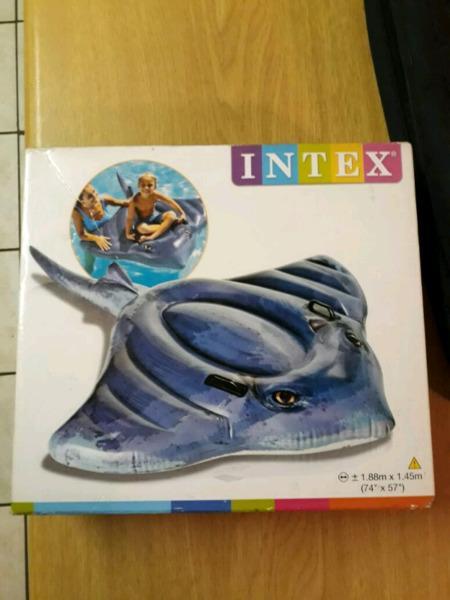 Intex stingray pool toy