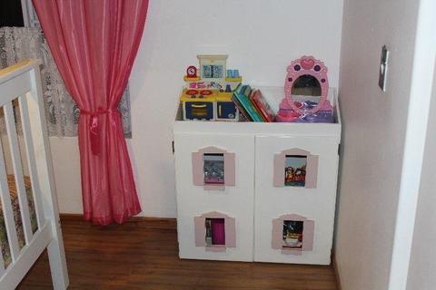 doll house / cupboard