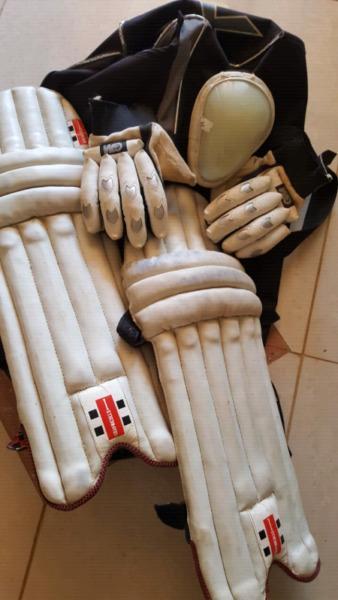 Boys cricket kit R200