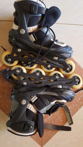 LA sports adjustable rollerblades size 3-6 R250