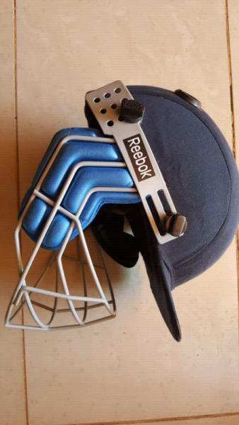 Reebok boys cricket helmet R200