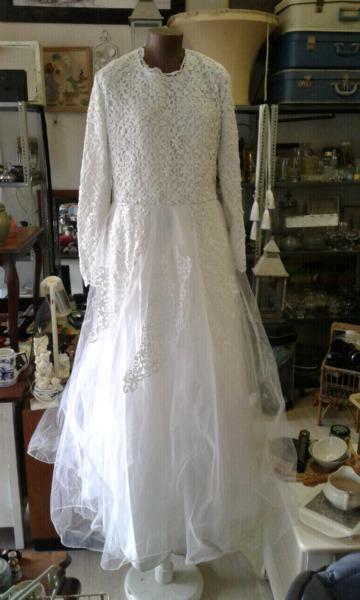 2nd hand wedding dress with lace