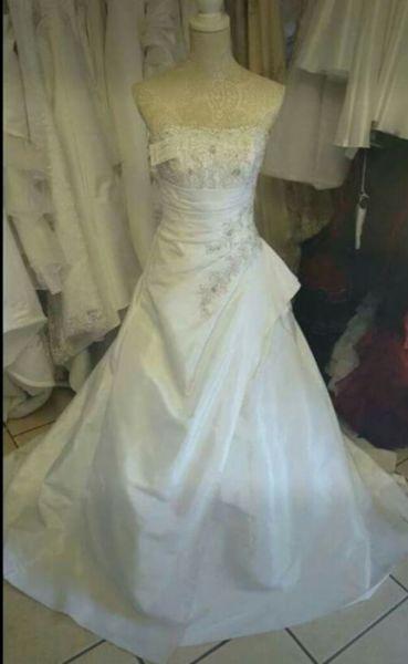 Stunning Pre loved wedding dress for sale