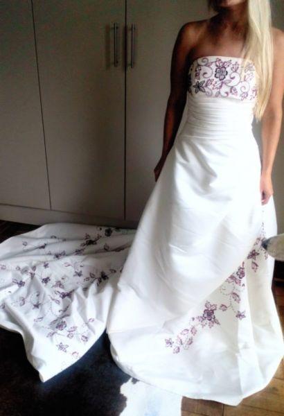 Exquisite Beads-Embroidered Wedding Dress (size 8/10) For Sale. Perfect condition