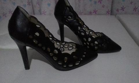 Pointy black heel size3