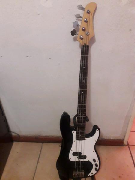 Selling my bass cort guitar