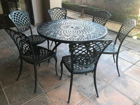 Outdoor cast aluminium table with 6 chairs