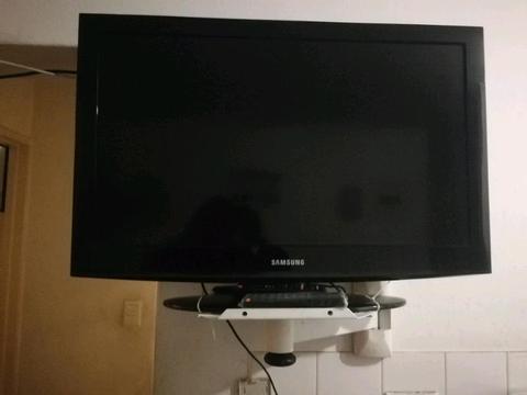 Samsung 32inch lcd TV for R 1800