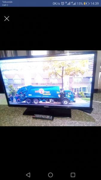 Nice and clean samsung 32 inch comes with a reomte