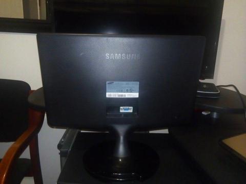 Hi im selling my Samsung computer Monitor