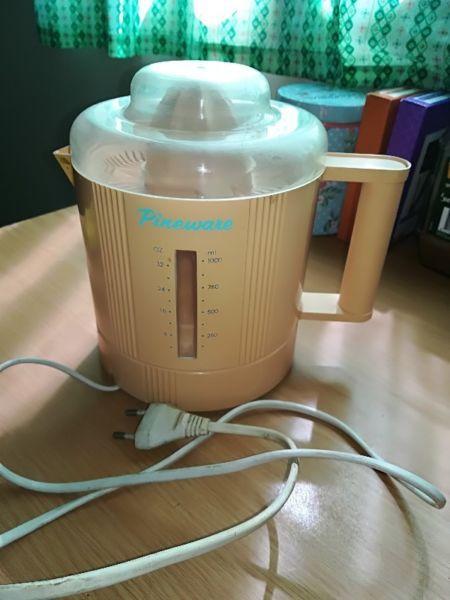 Pineware citrus squeezer