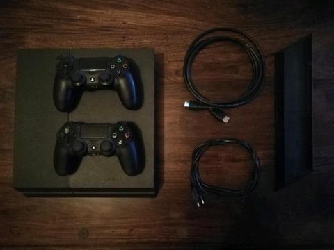 PS4 1TB - 2 x Controllers