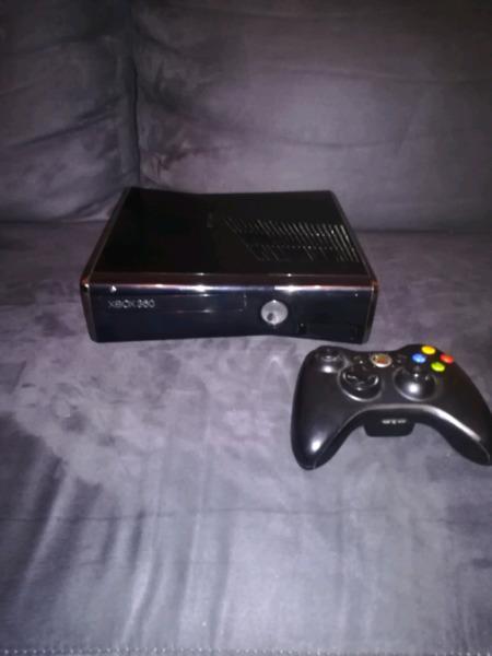 Xbox 360 slim 250g with 1 control and 1 game