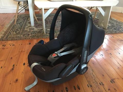 Maxi Cosi Pebble car seat PLUS newborn set, Black & Grey (rare) in LIKE NEW condition, FLAWLESS