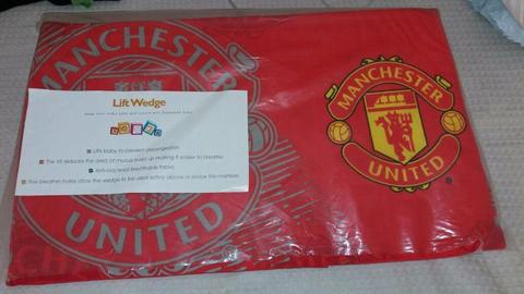 Man United lift wedge pillow