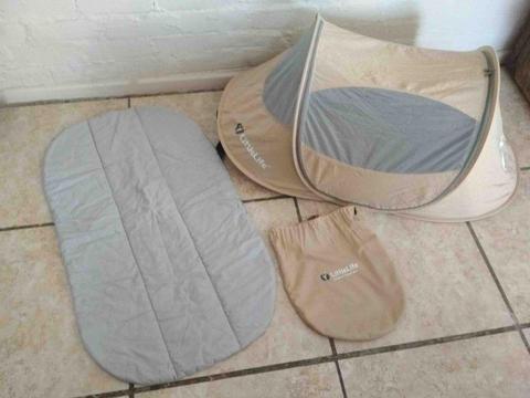 Compact travel bed for baby