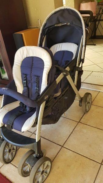 Twin pram+ car chairs+ boosters