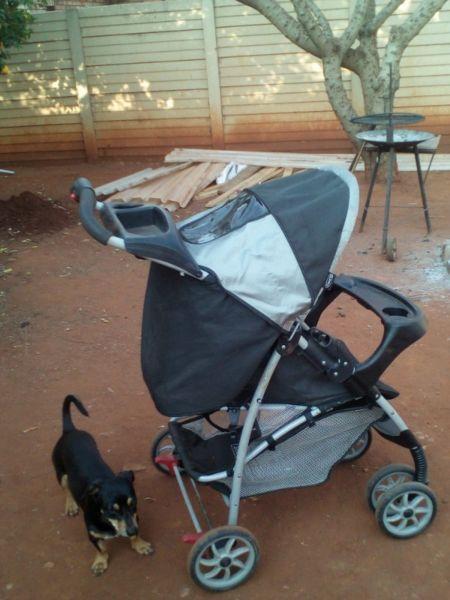 Black and grey pram R800