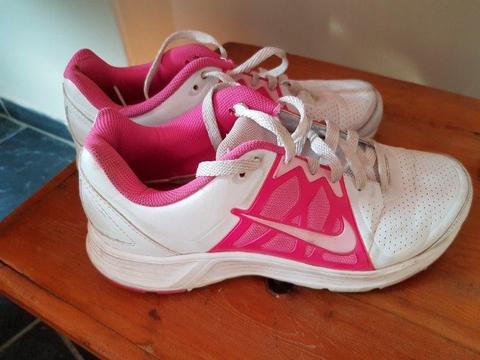 Nike size 6 ladies tennis shoes