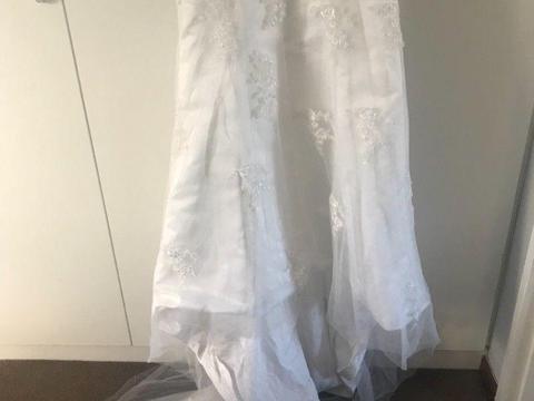 Stunning white wedding dress for sale