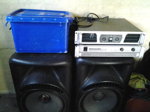 Selling 2 powered amp and 2 speaker boxes R4500 neg