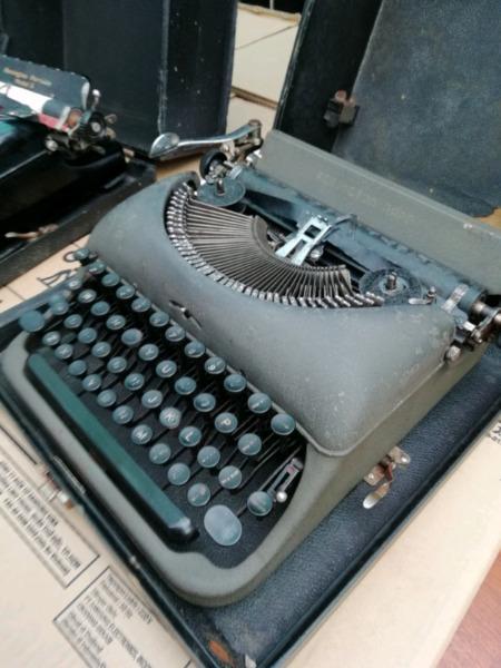 Remington typewriter R350