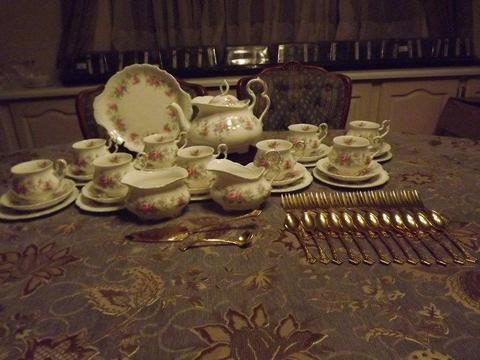 Royal Albert Tea Sets , Tea for Twos and Royal Albert Dinner services WANTED WILL PAY CASH !!